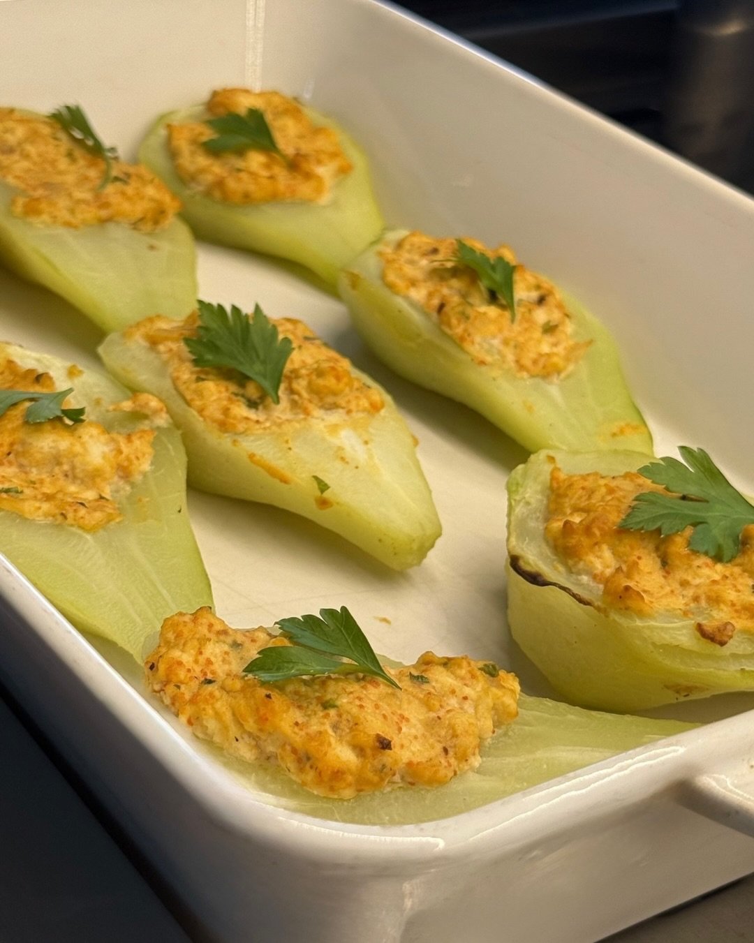 Buffet saudável com pratos veganos variados no Espaço Nutrir